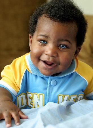 Bebe americain noir avec les yeux bleus Laren Galloway bébé noir avec les yeux bleus
