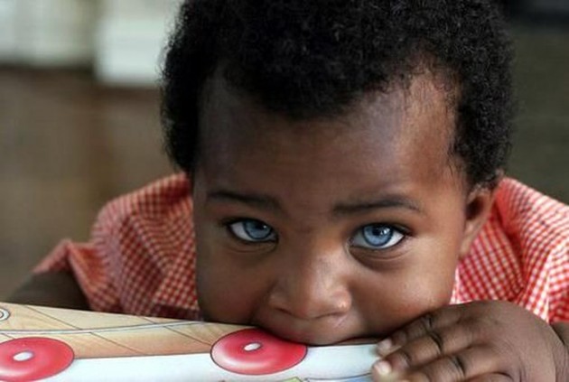 Bebe noir aux yeux bleus 630x423 Laren Galloway bébé noir avec les yeux bleus