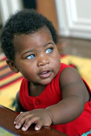 bebe americain yeux bleus Laren Galloway bébé noir avec les yeux bleus