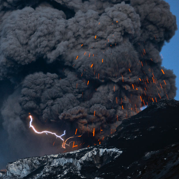 Eclair volcan Eyjafjallajokull Eclairs dorages en photos
