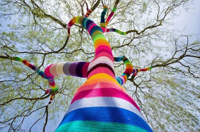 2 street art june 2 yarn crochet 640x424 Les plus belles oeuvres de Street Art en 2011