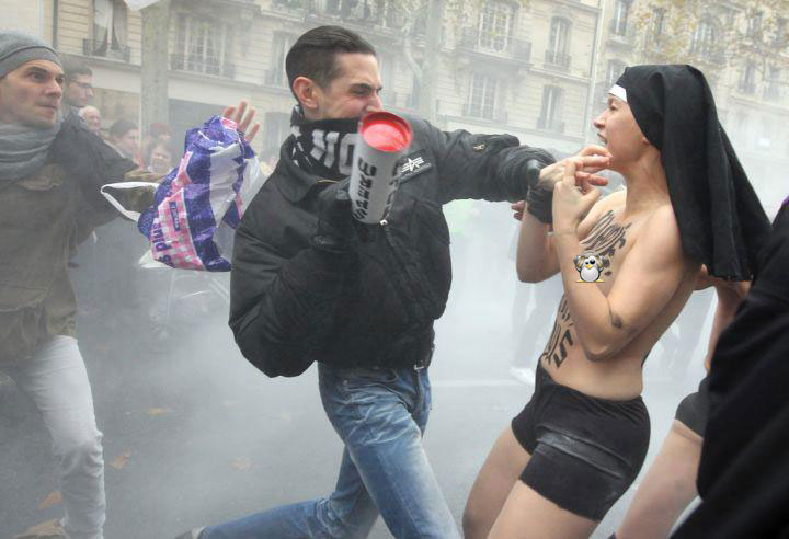 FEMEN manifestation contre le mariage pour tous