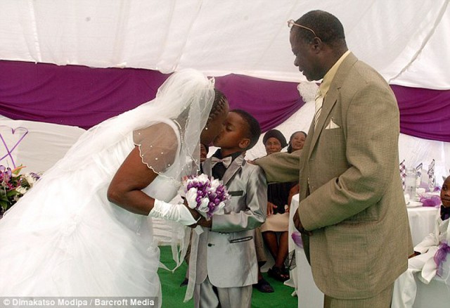 Mariage enfant 8 ans 640x438 Femme de 61 ans qui épouse un garçon de 8 ans