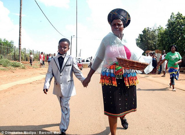 Mariage garcon 8 ans femme 61 ans 1 640x467 Femme de 61 ans qui épouse un garçon de 8 ans