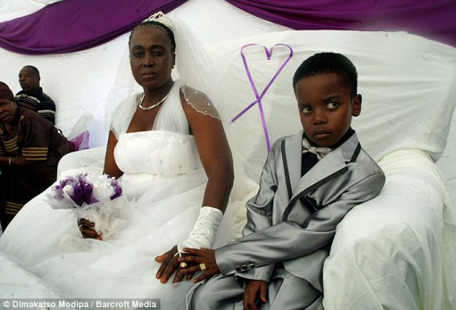 garcon 8 ans et femme de 61 ans 640x435 Femme de 61 ans qui épouse un garçon de 8 ans