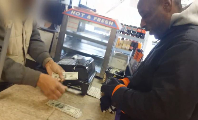 argent loterie piege sans abri Caméra cachée : il lui fait croire quil gagne 1000 dollars, le sans abri veut les partager avec lui