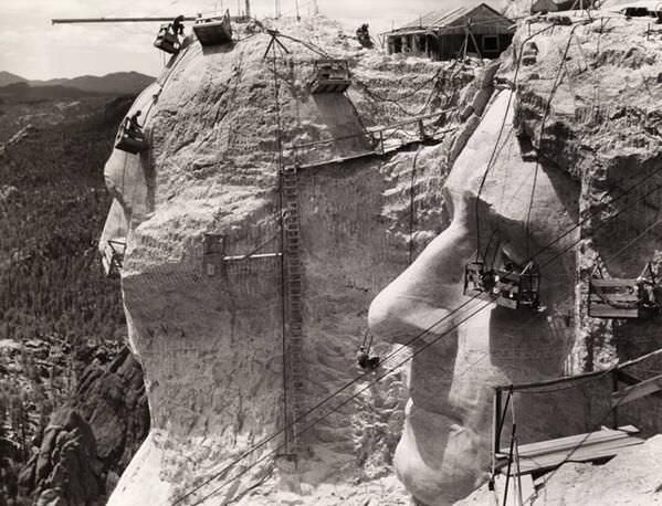 Construction Mt Rushmore 1939