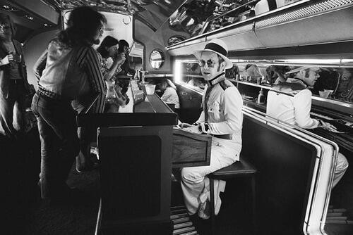 Elton John piano bar avion prive 1976