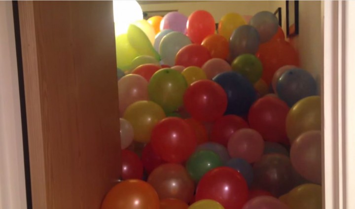 chambre remplie ballons