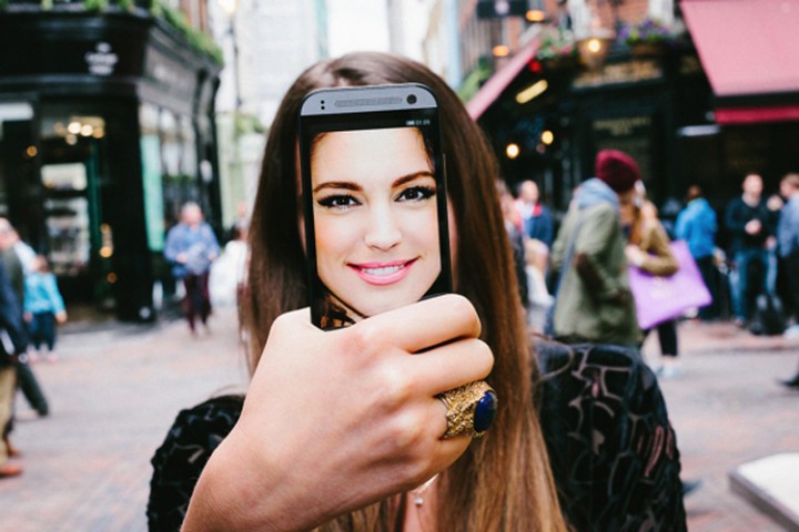 htc pub selfies smartphone dan rubin kelly brook