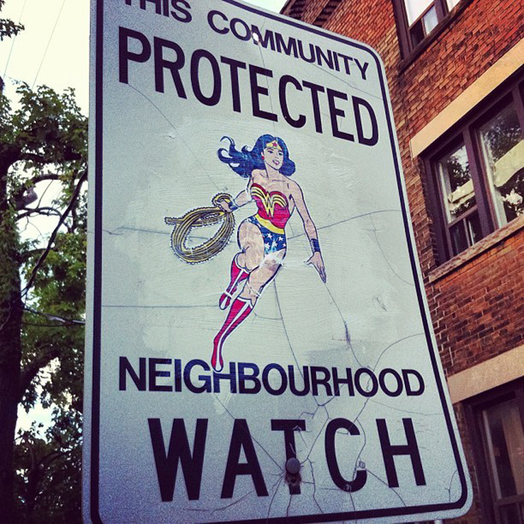 surveillance quartier voisins wonder woman