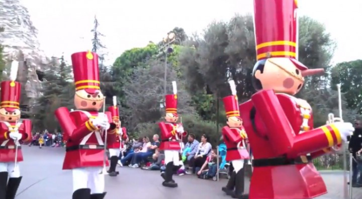 chute personnages disneyland