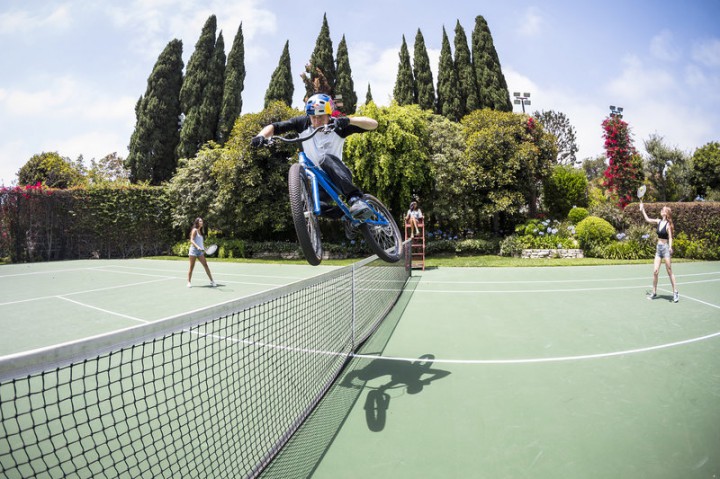 Danny MacAskill saut tennis