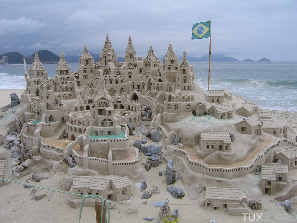 http://www.tuxboard.com/photos/2014/08/plus-grand-chateau-de-sable-a-Rio-de-Janeiro.jpg