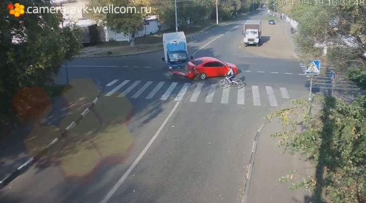 Un cycliste russe évite de peu une camionnette et une voiture cycliste russe camionnette voiture 720x400 