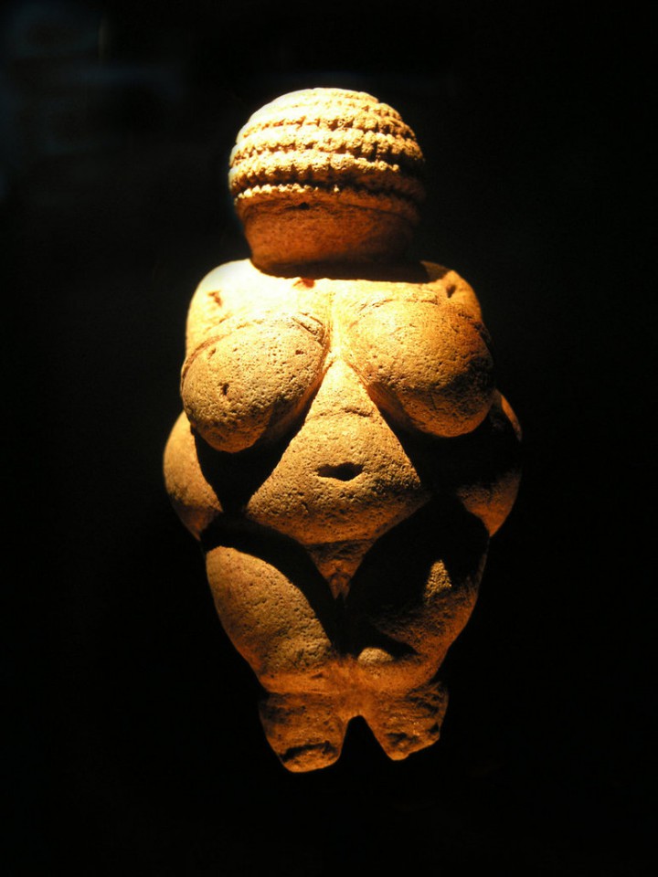 Vénus de Willendorf, vers 24 000–22 000 av JC.  Musée d'histoire naturelle de Vienne.