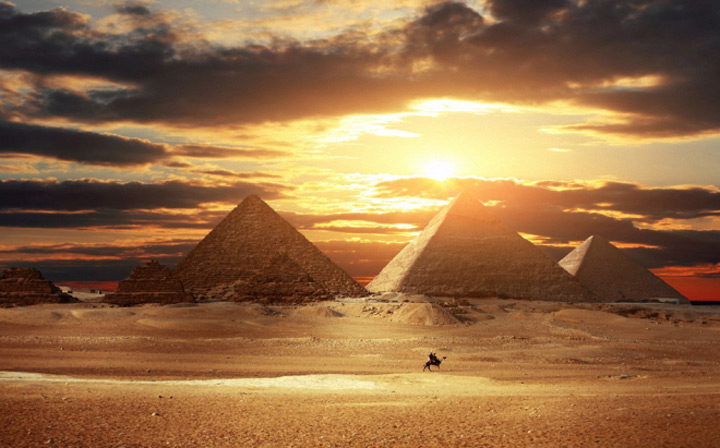 coucher soleil pyramides egypte