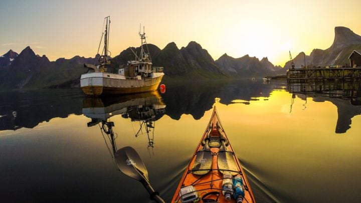 kayak norvege lofoten islands coucher soleil