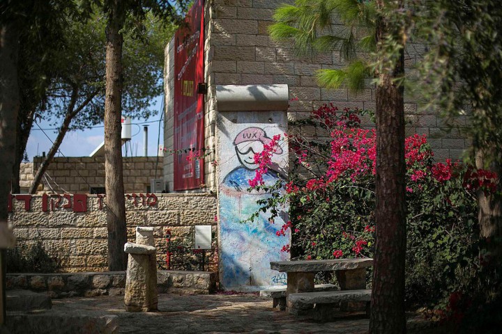 morceau mur berlin israel