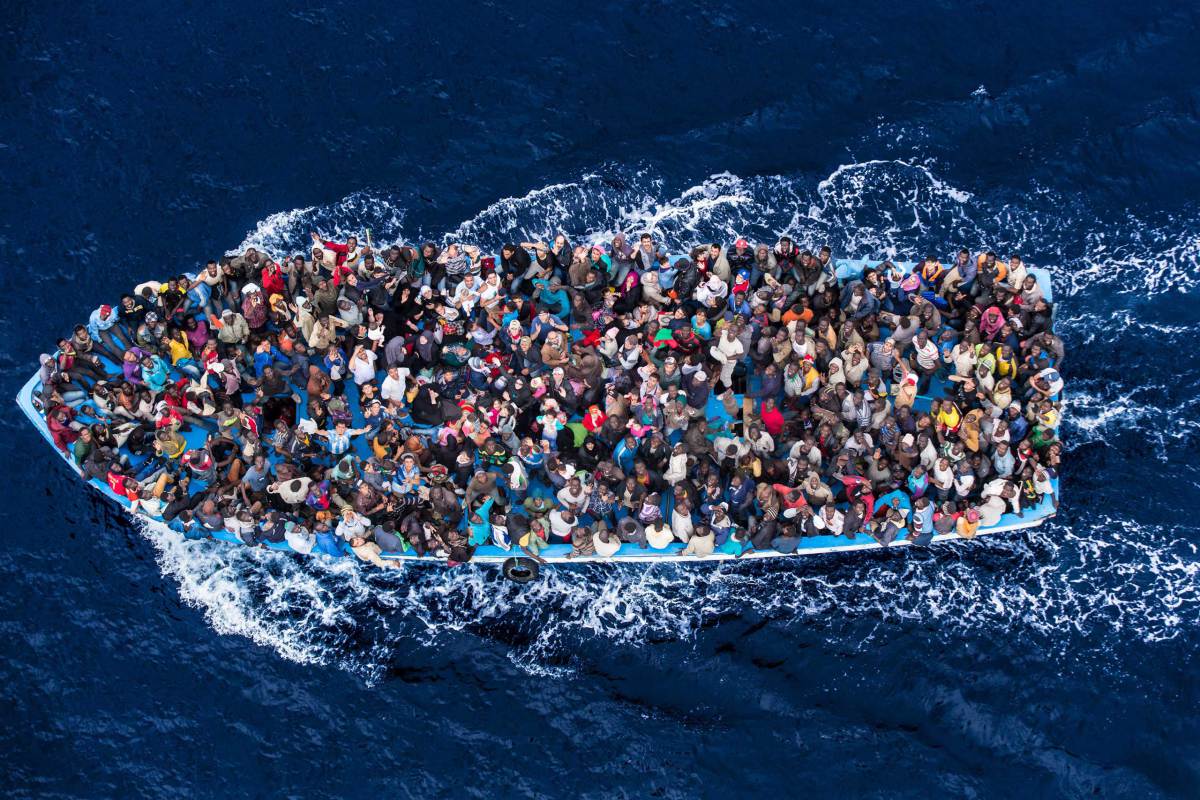 Résultat de recherche d'images pour "bateau plein d'immigrés"