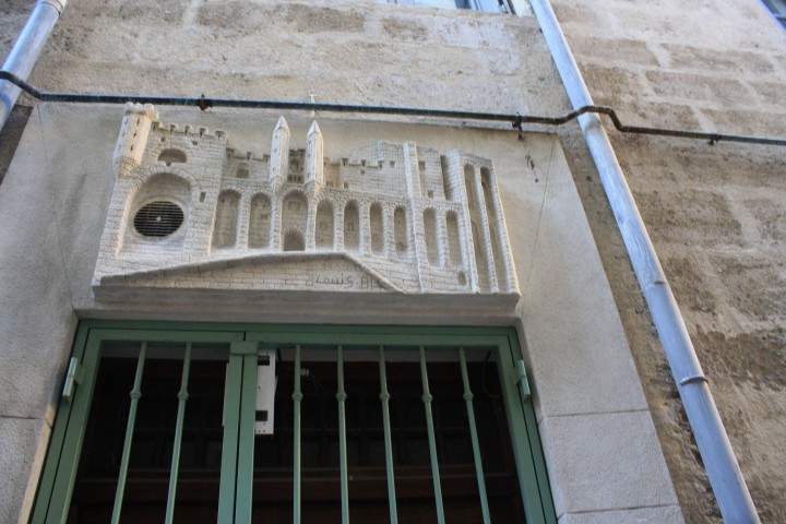 Avignon - Un des nombreux porches de la vieille ville