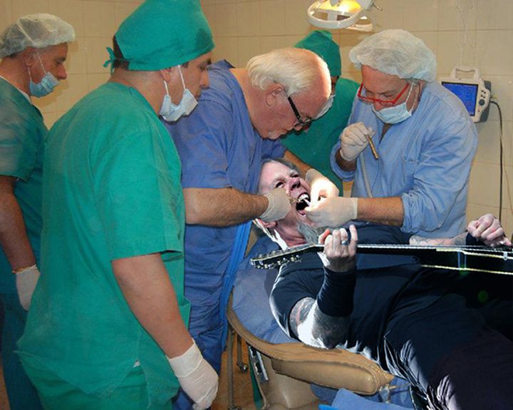 Chanteur rock dentiste Metallica
