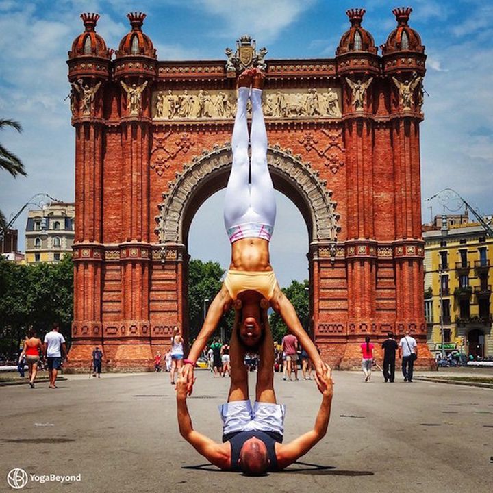 Positions yoga autour du monde (10)