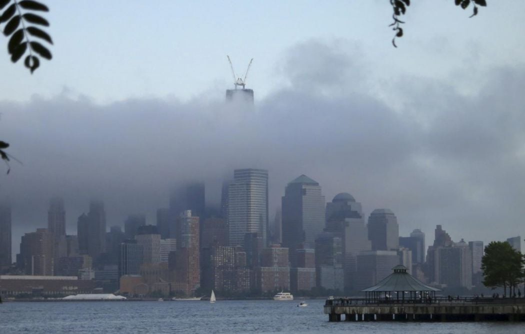 photo manhattan new york tete dans les nuages