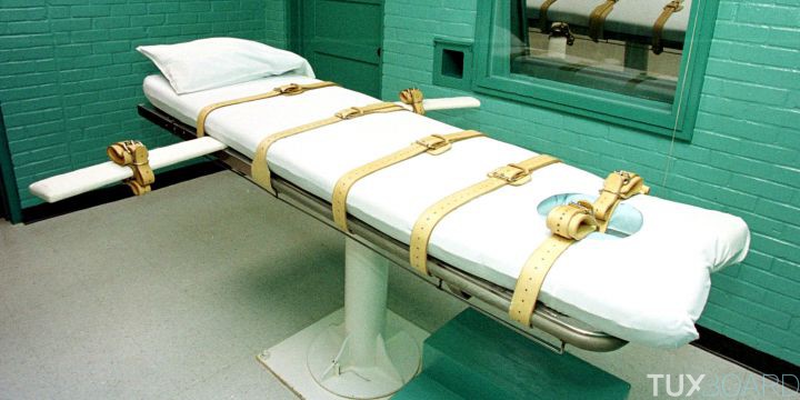 This 29 February, 2000, photo shows the "death chamber" at the Texas Department of Criminal Justice Huntsville Unit in Huntsville, Texas, where convicted murderer Odell Barnes is scheduled to die by lethal injection 01 March. Barnes was convicted of the 1989 murder of his girlfriend. French President Jacques Chirac asked former US President George Bush 24 February to intervene and save Barnes' life, in light of new evidence discovered by lawyers in 1997 which they said showed Barnes was framed by police investigating the murder. A pardon for Barnes must come from Texas Gov. George W. Bush, son of the former president and Republican presidential hopeful. The executioners room is behind the glass window, and the injection is administered via tubes that pass through the opening (C) in the wall. AFP PHOTO/Paul BUCK