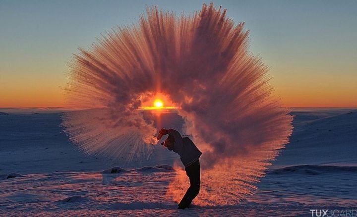 Lancer de neige avec le coucher de soleil
