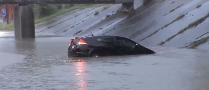 automobilist prius precipitations Houston 2016