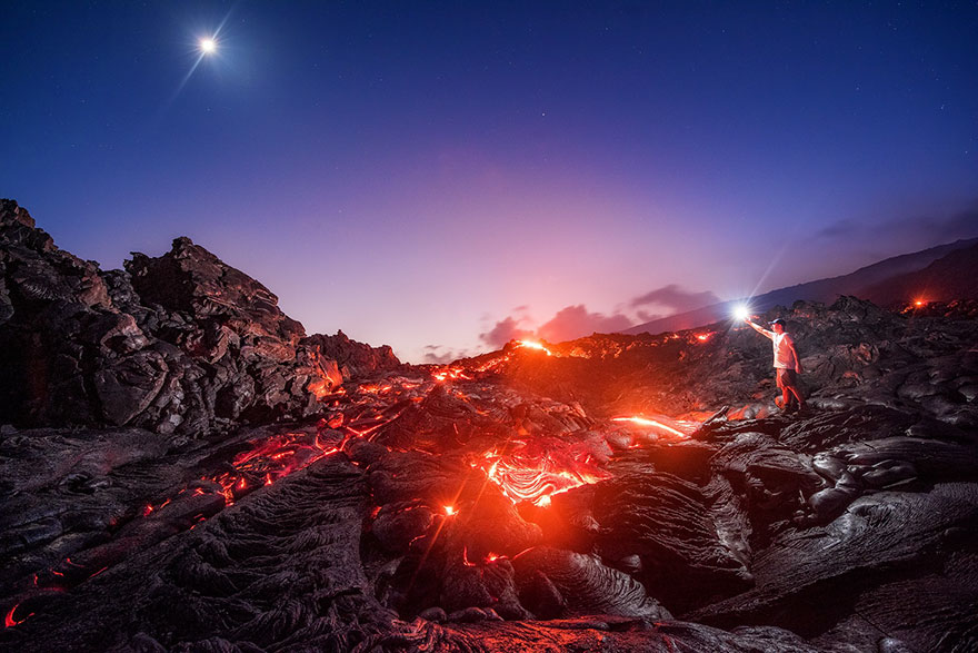 photo-extreme-au-pied-du-volcan-la-nuit-mike-mezeul-ii