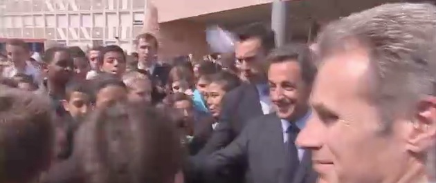 Collegien jette bouteille eau sur Sarkozy