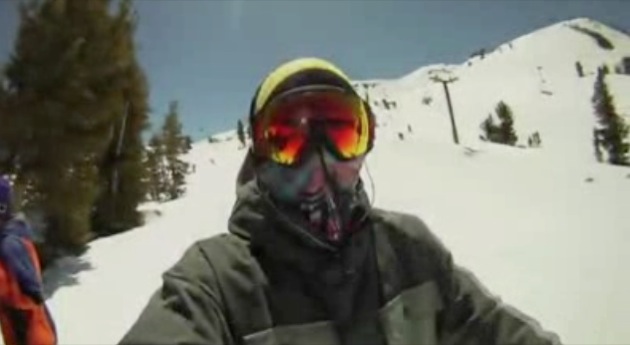 Snowboardeur camera a la main