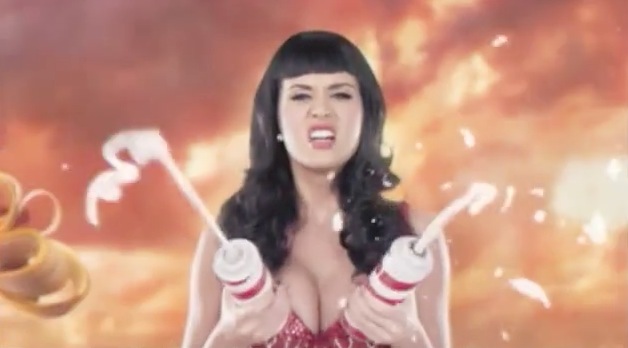 Katy Perry joue avec ses seins