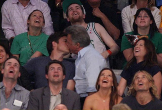 baiser Dustin Hoffman Jason Bateman dans un match de basket