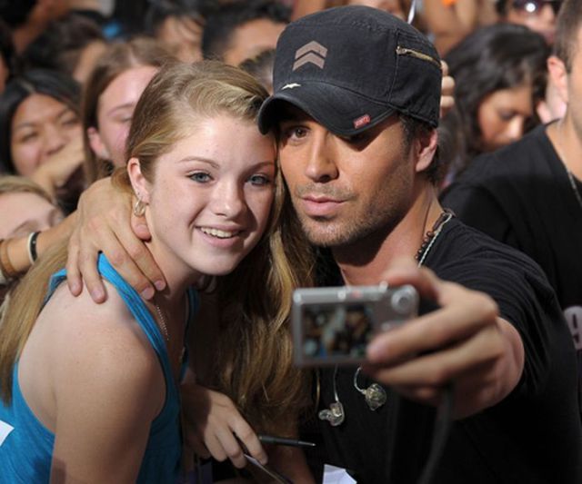 Enrique Iglesias prend une photo avec une fan Nicolette Benderoth