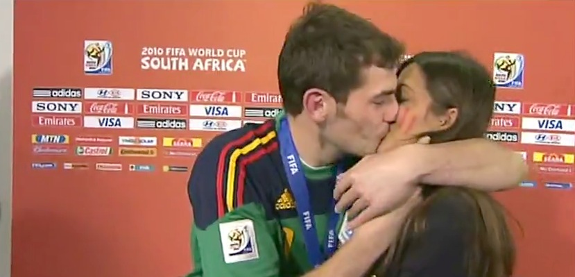 Iker Casillas embrasse sa femme Sara Carbonero