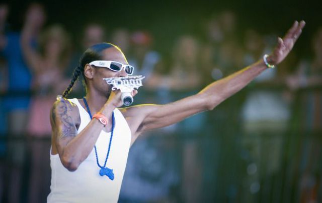 Snoop Dogg bras nus