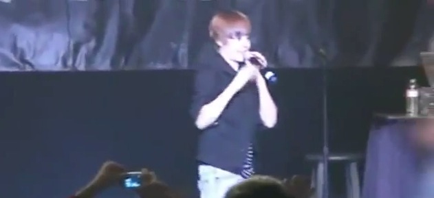 Video Justin Bieber recoit une bouteille eau sur la tete