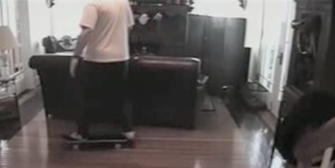 Video Pere qui fait du skate dans la maison