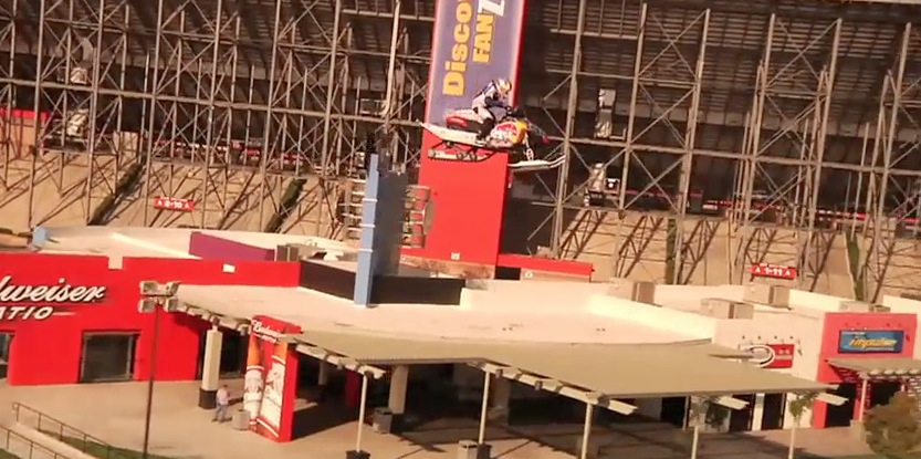 Video Levi LaVallee saut motoneige record