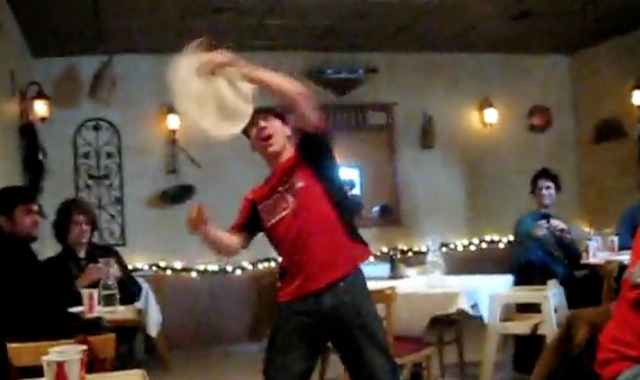 Video Nino Coniglio jongleur pizza