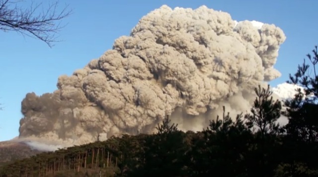 Eruption volcan Shinmoedake Japon