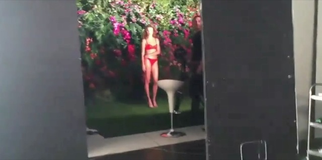 Video Mannequin attaque un Paparazzi