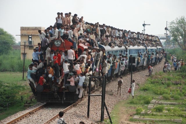 https://www.tuxboard.com/photos/2011/02/Train-Inde-surcharge.jpg