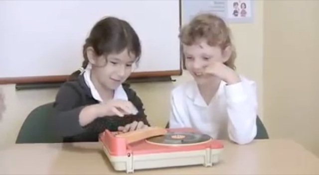 Video enfants avec vieux produits high tech