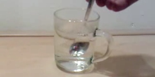 Video Cuillère qui fond dans un verre