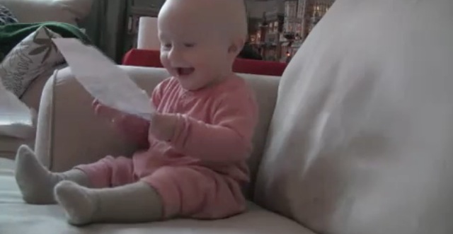 Video bebe rigole avec du papier
