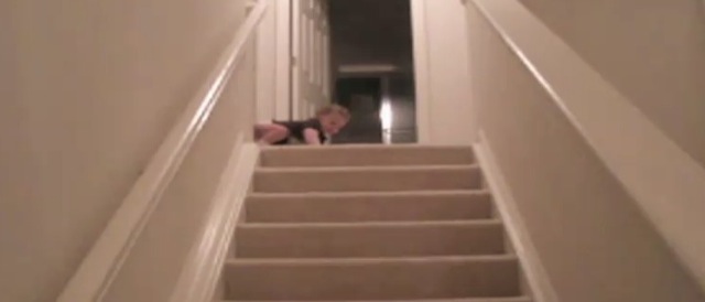 Video Bebe descente plat ventre escaliers